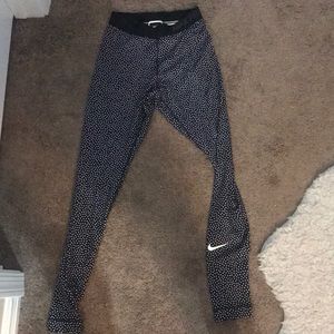 NIKE - white/black polka dot athletic leggings